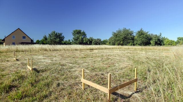 Vor dem Grundstückskauf, spätestens aber vor den Baumaßnahmen, sollte ein Bodengutachten gemacht werden.