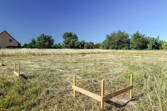 Vor dem Grundstückskauf, spätestens aber vor den Baumaßnahmen, sollte ein Bodengutachten gemacht werden.