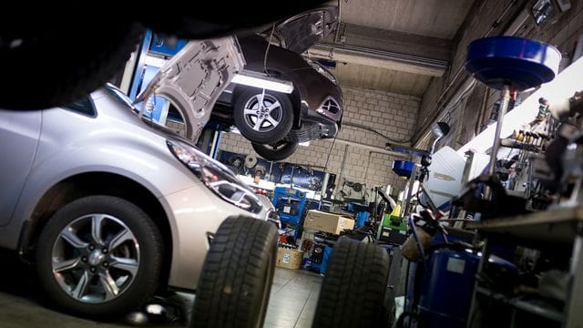 Weil die Autoersatzteile immer teurer werden, steigen auch die Reparaturkosten, beklagen die Kfz-Haftpflichtversicherer.