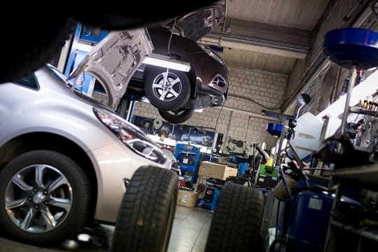 Weil die Autoersatzteile immer teurer werden, steigen auch die Reparaturkosten, beklagen die Kfz-Haftpflichtversicherer.