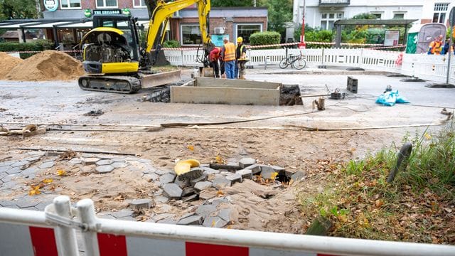 Rohrbruch sorgt für wochenlange Straßensperrung in Hamburg Rohrbruch sorgt für wochenlange Straßensperrung in Hamburg