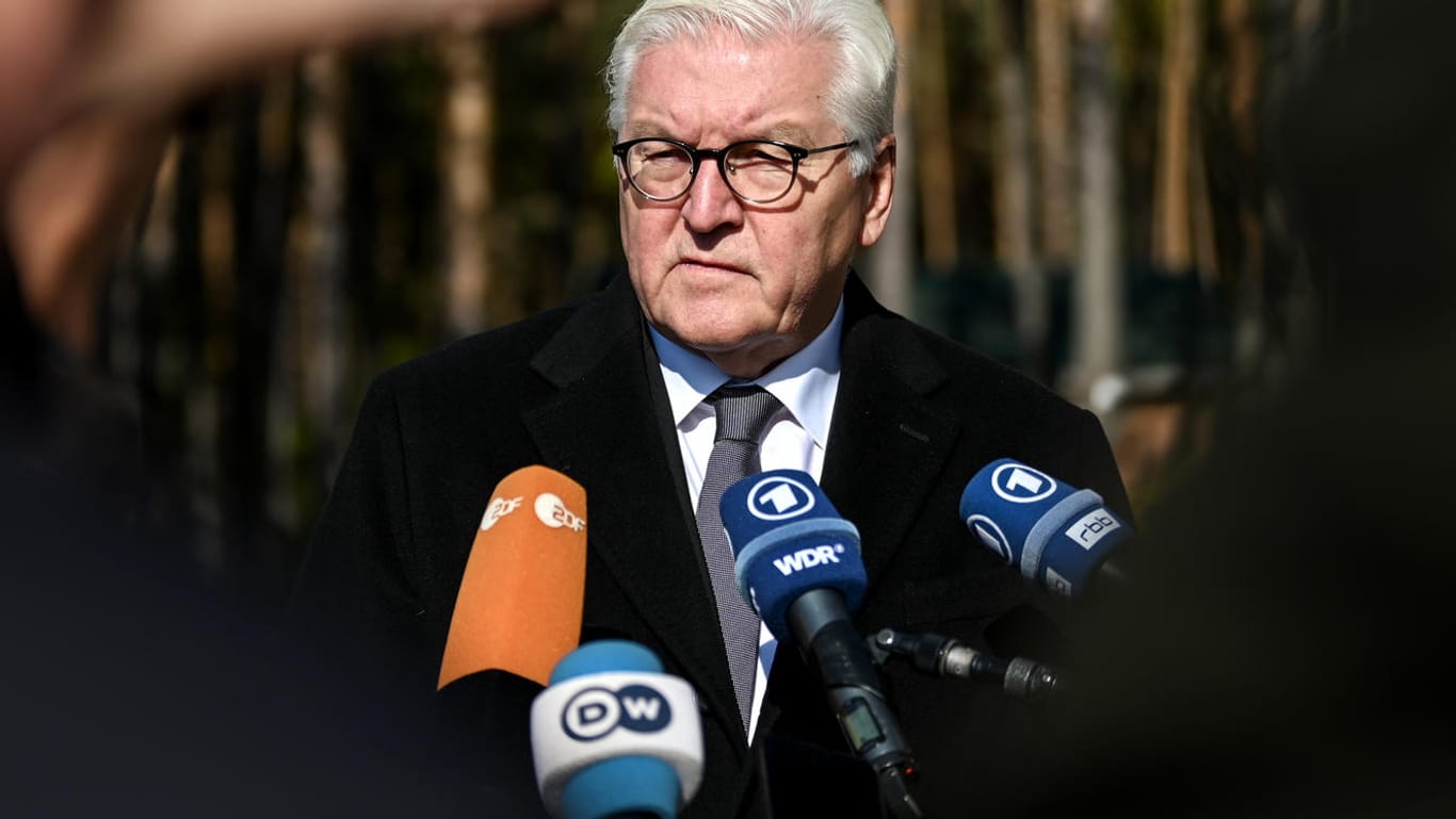 Bundespräsident Frank-Walter Steinmeier in Korjukiwka: Dort ermordeten SS-Leute 1943 etwa 6.700 Menschen aus Rache für Partisanenaktionen.