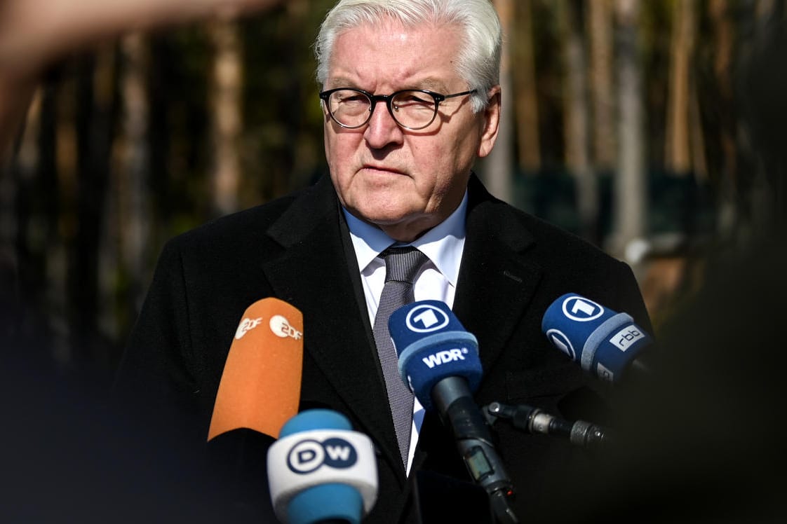 Bundespräsident Frank-Walter Steinmeier in Korjukiwka: Dort ermordeten SS-Leute 1943 etwa 6.700 Menschen aus Rache für Partisanenaktionen.