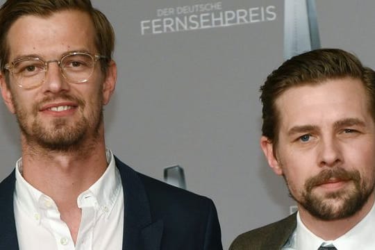 Joko Winterscheidt (l) und Klaas Heufer-Umlauf bei der Verleihung des Deutschen Fernsehpreises 2017.