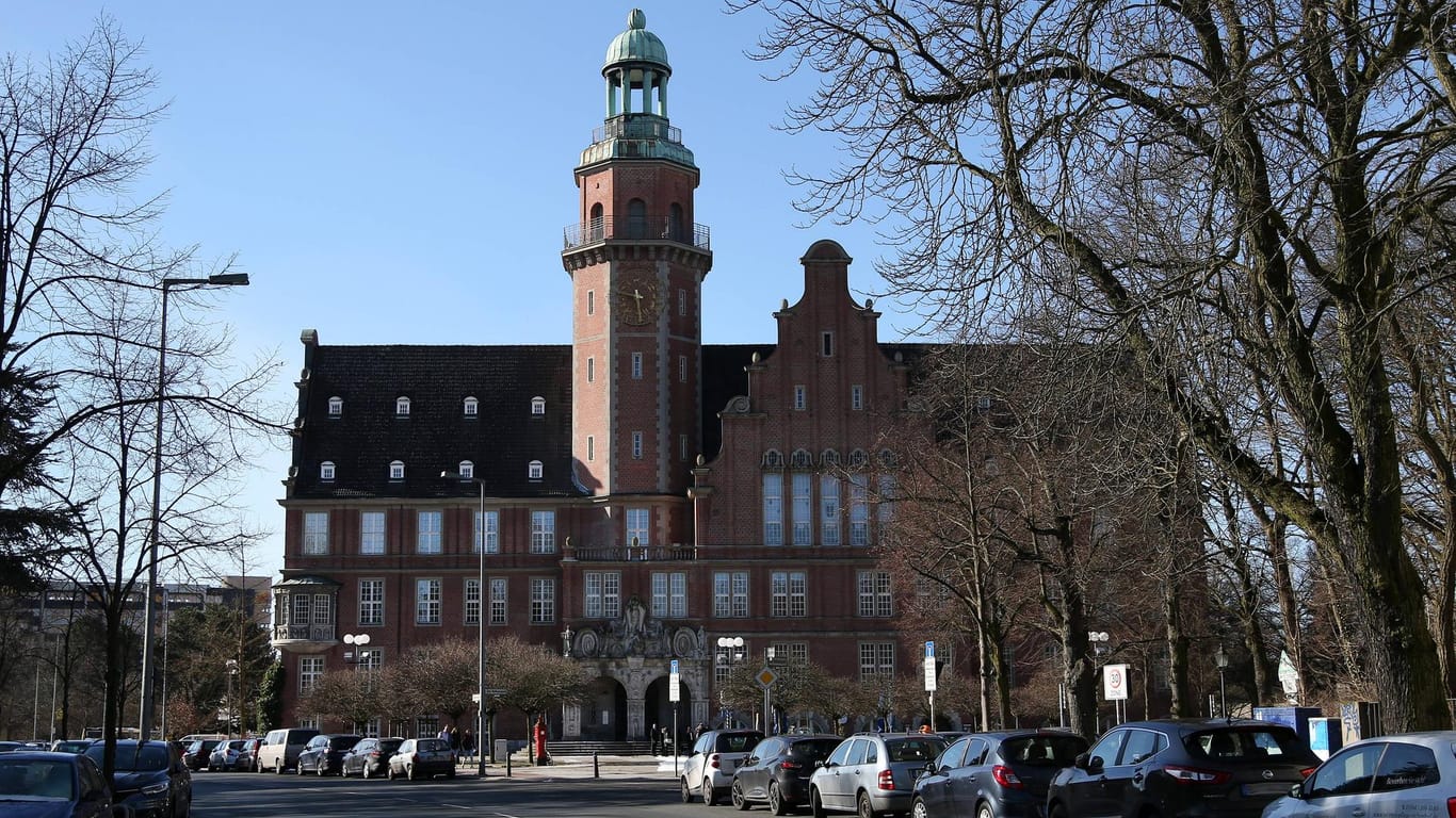 Blick auf das Rathaus Reinickendorf (Archivbild): Hier hat es eine Durchsuchung gegeben.