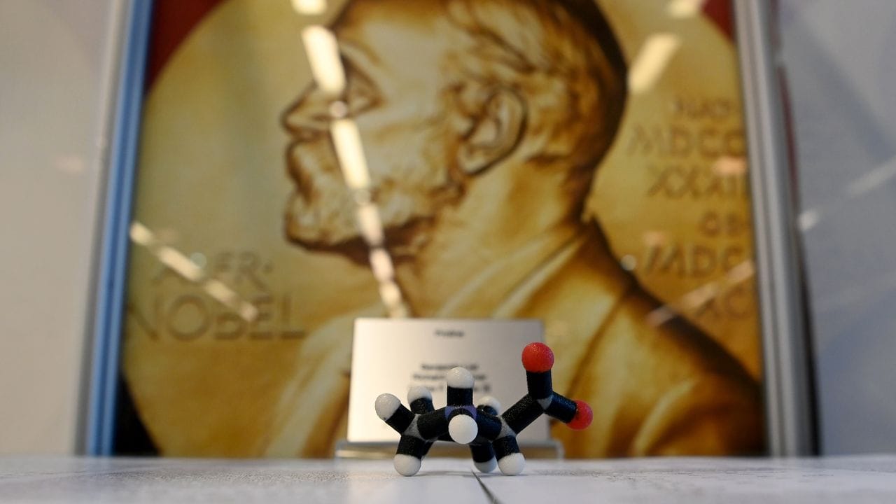 Das Modell eines Proline Moleküls, an dem Benjamin List gearbeitet hat, steht in einer Vitrine vor einer Pressekonferenz im Max-Planck-Institut (MPI) für Kohlenforschung.