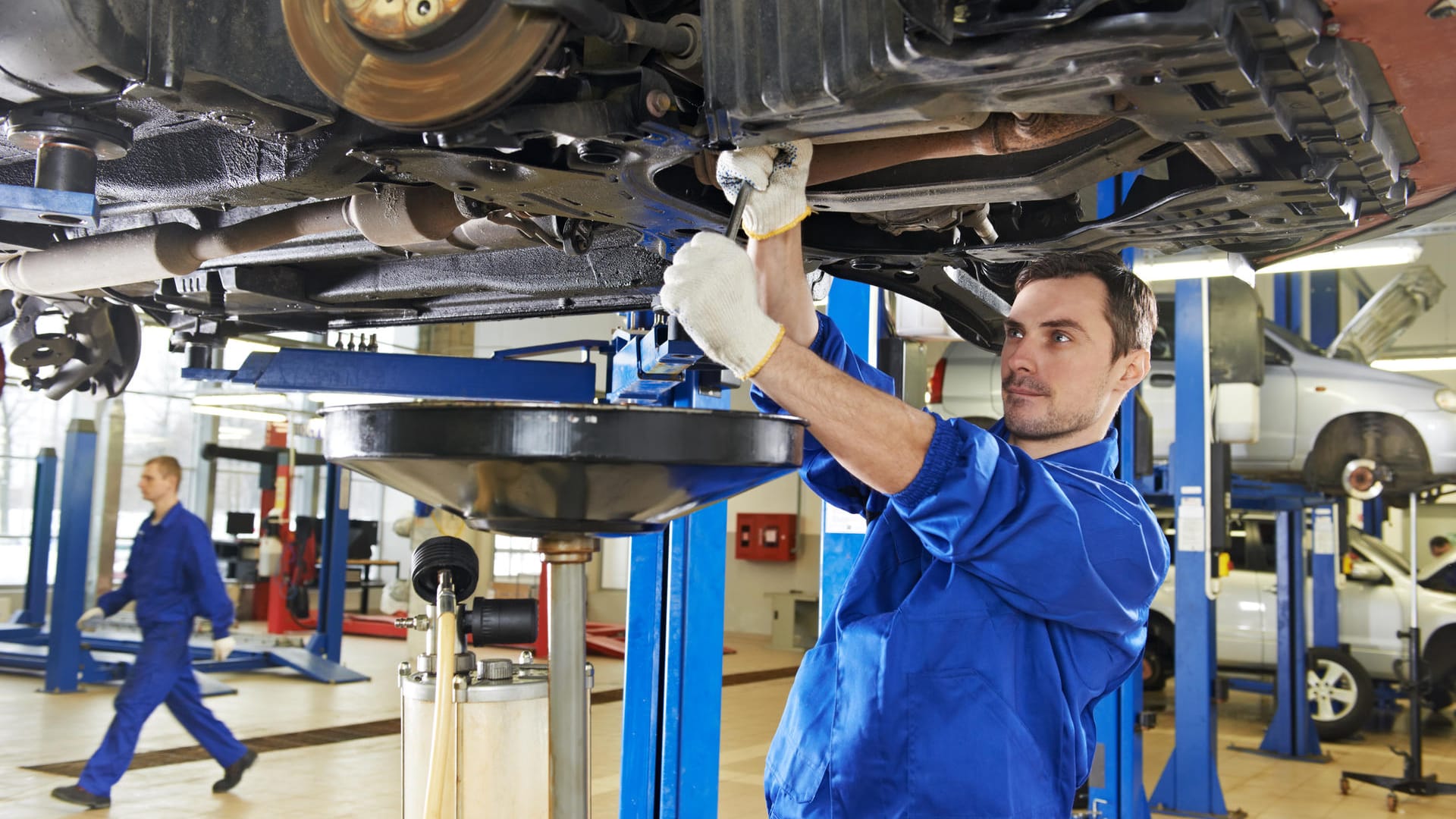 Autowerkstatt: Muss ein Teil ausgetauscht werden, wird die Reparatur teuer.