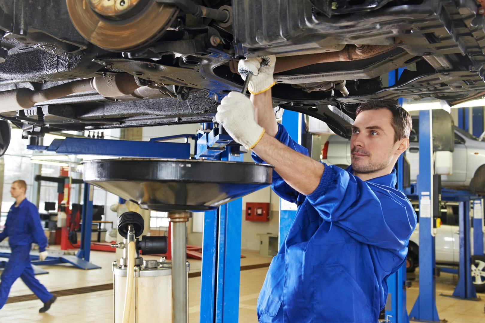 Autowerkstatt: Muss ein Teil ausgetauscht werden, wird die Reparatur teuer.