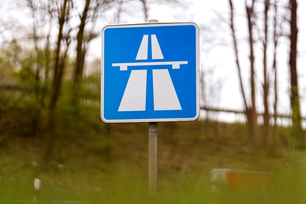 Ein Autobahnschild: Auf der A7 bei Fulda hat ein aggressiver Lkw-Fahrer sich entblößt. (Symbolfoto)