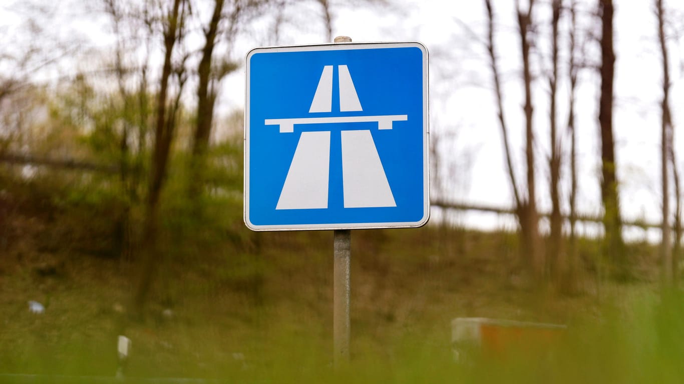 Ein Autobahnschild: Auf der A7 bei Fulda hat ein aggressiver Lkw-Fahrer sich entblößt. (Symbolfoto)