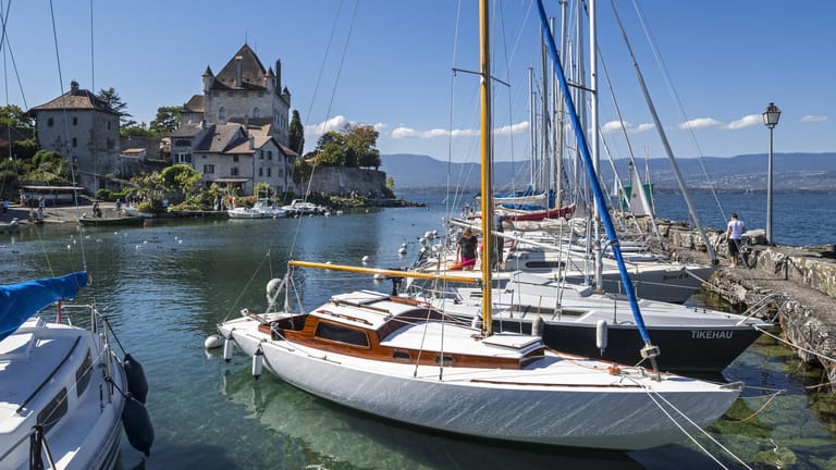 Segelboote vor einem Schloss (Symbolbild): Viele Milliardäre sind im vergangenen Jahr reicher geworden.