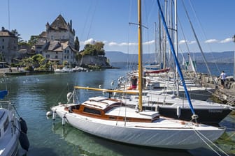 Segelboote vor einem Schloss (Symbolbild): Viele Milliardäre sind im vergangenen Jahr reicher geworden.