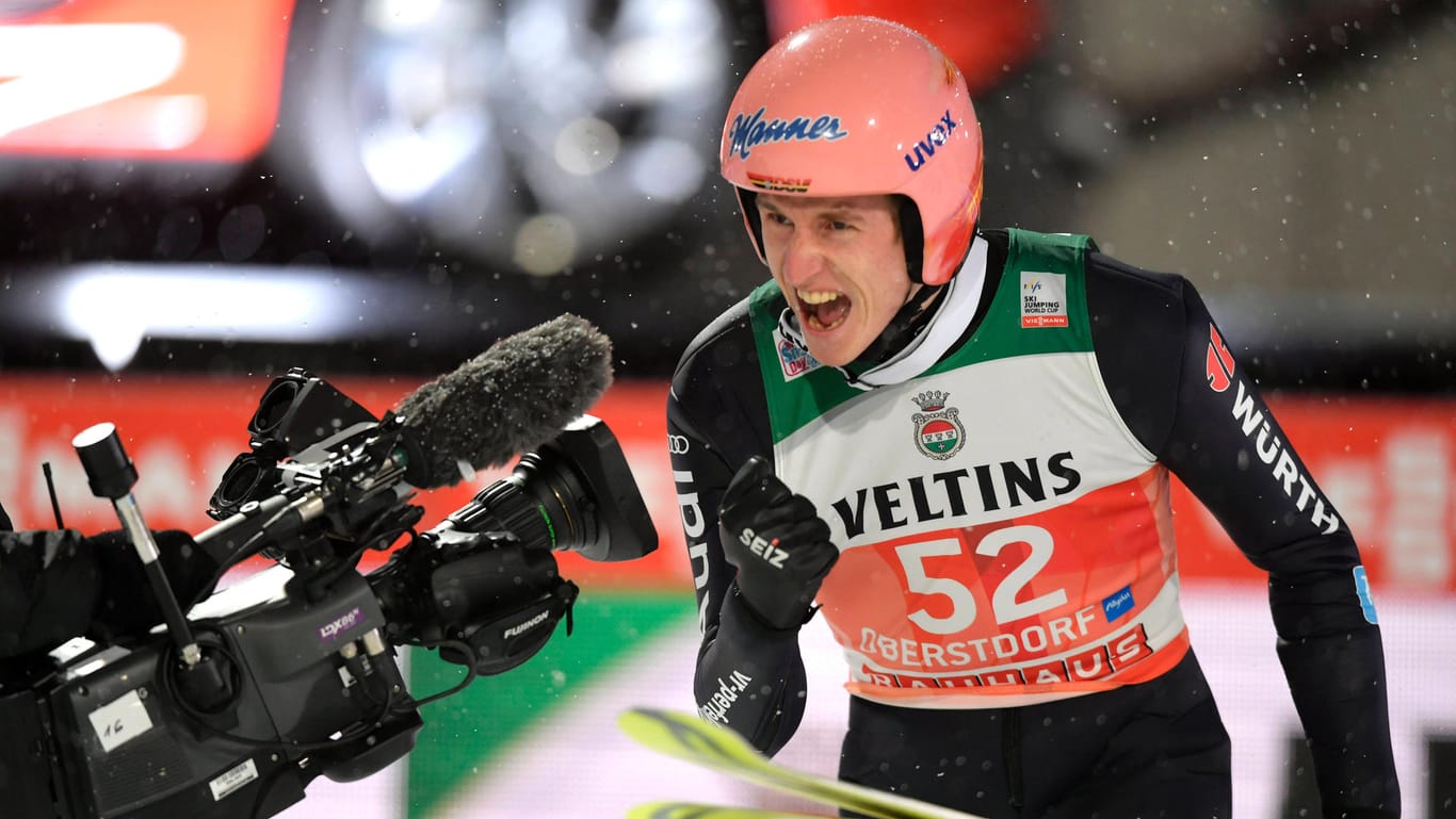 Karl Geiger jubelt: Der DSV-Adler freut sich über seinen Sieg beim Auftaktspringen der Vierschanzentournee 2020/21 in Oberstdorf.