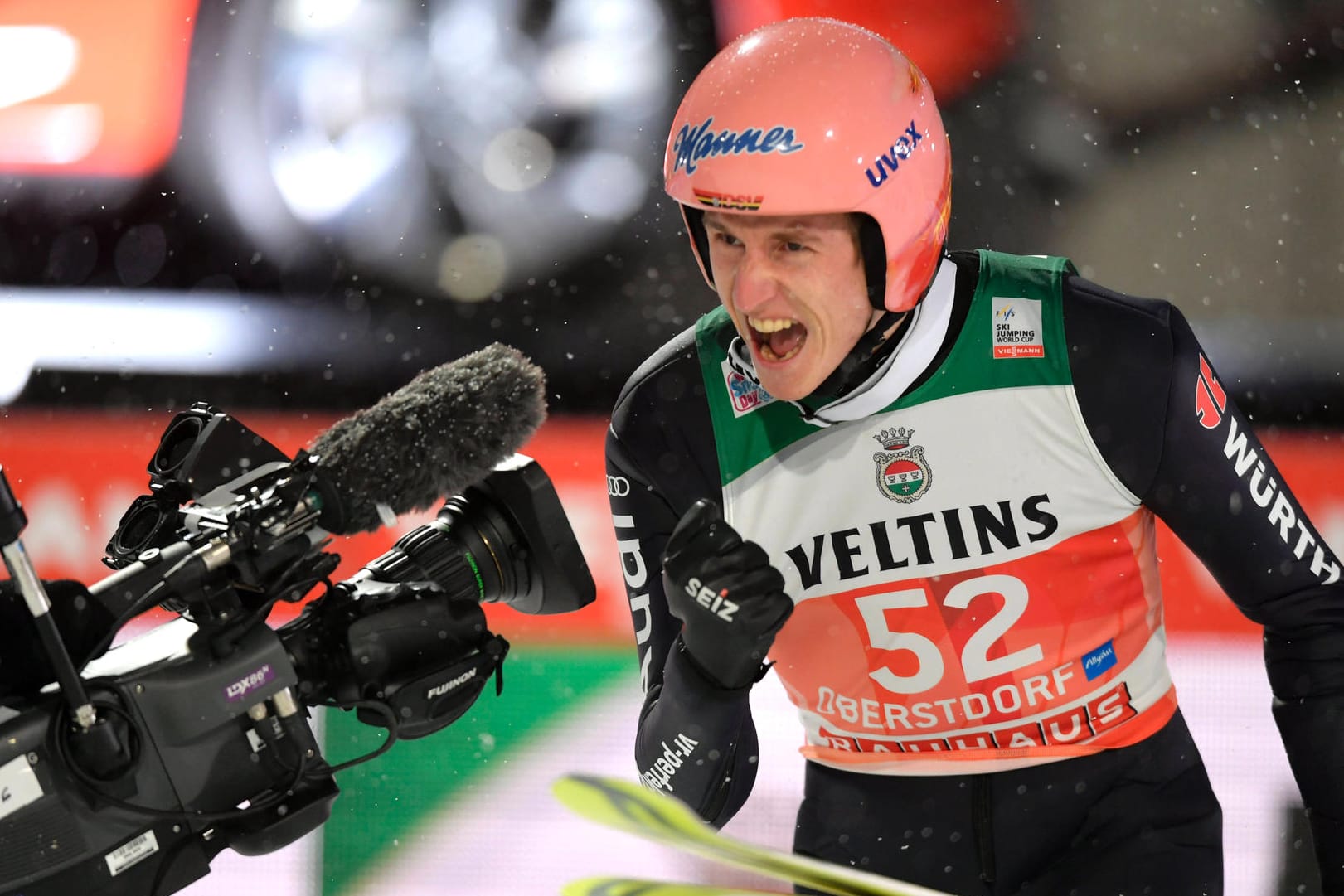 Karl Geiger jubelt: Der DSV-Adler freut sich über seinen Sieg beim Auftaktspringen der Vierschanzentournee 2020/21 in Oberstdorf.