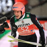 Karl Geiger jubelt: Der DSV-Adler freut sich über seinen Sieg beim Auftaktspringen der Vierschanzentournee 2020/21 in Oberstdorf.