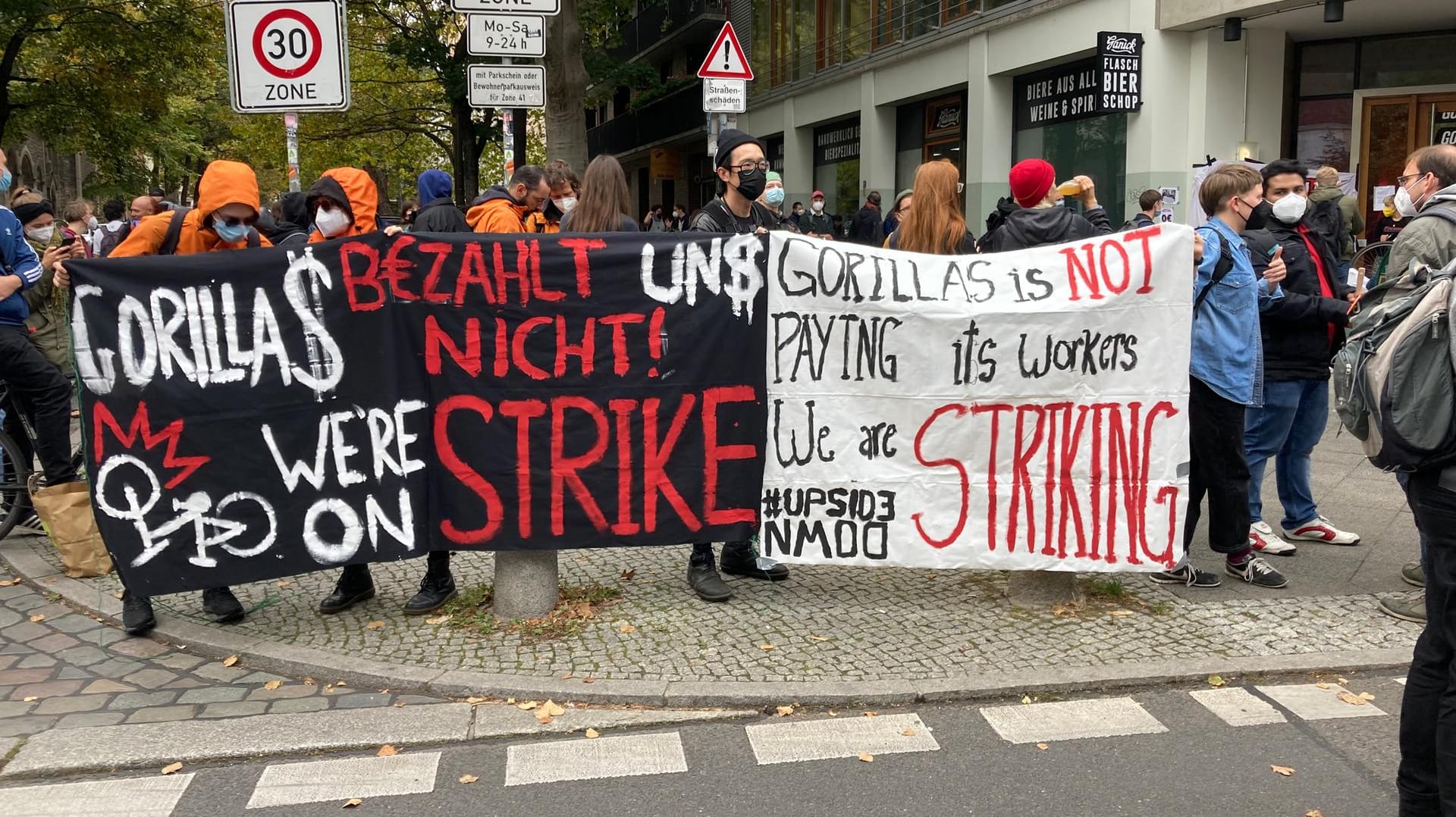 Fahrradkuriere protestieren gegen ausgebliebene Löhne: In einer Eskalation hat das Unternehmen dutzenden Beschäftigen fristlos gekündigt.