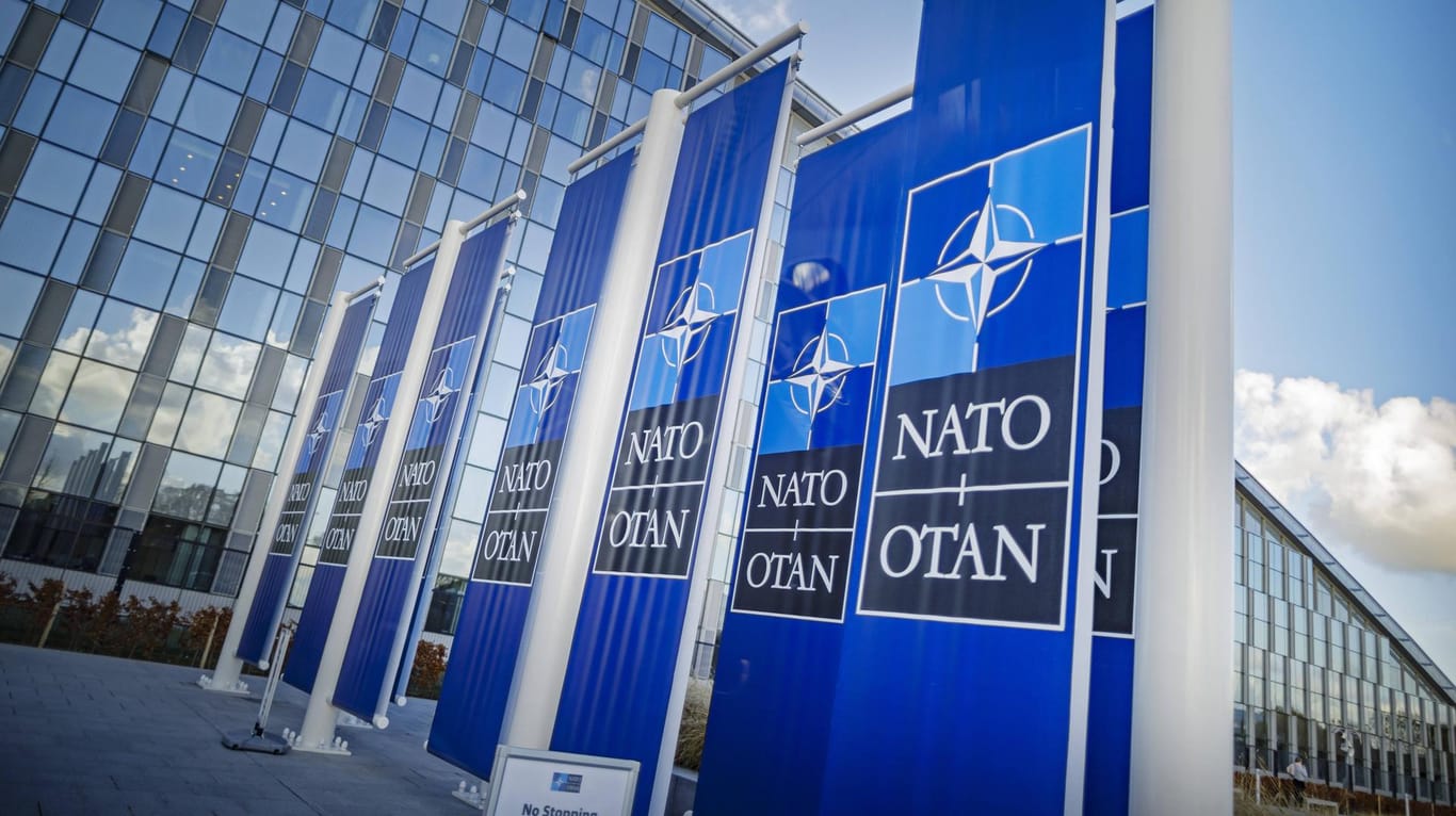 Hauptquartier der Nato in Brüssel: Das Militärbündnis hat acht russischen Diplomanten die Akkreditierung entzogen. (Archivbild)
