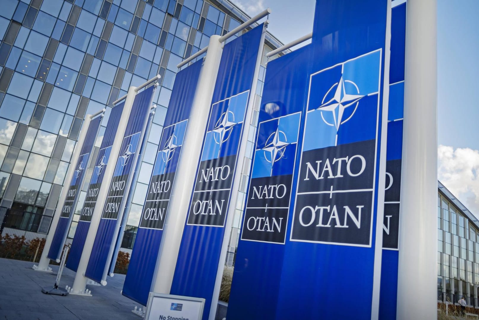 Hauptquartier der Nato in Brüssel: Das Militärbündnis hat acht russischen Diplomanten die Akkreditierung entzogen. (Archivbild)