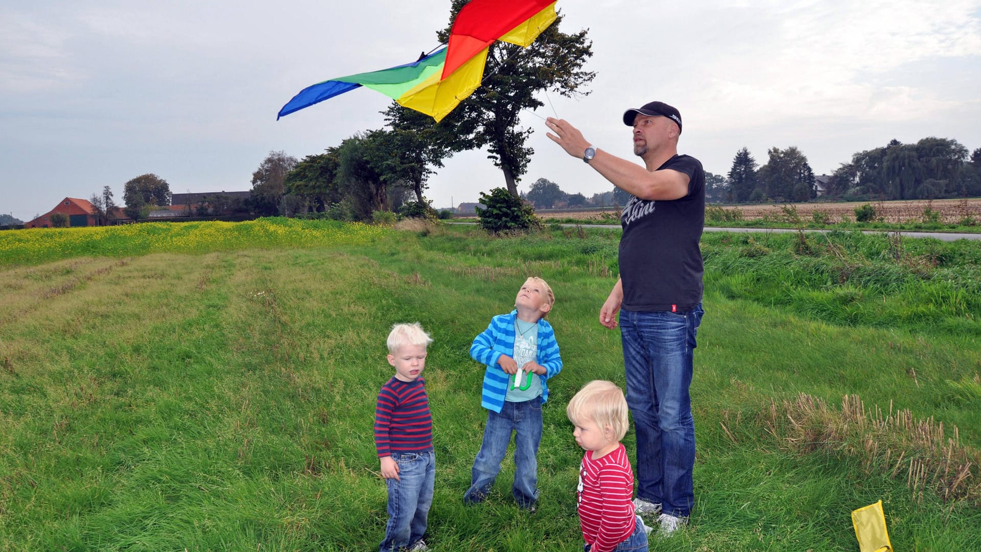 Drachensteigen: Das macht neben Papa auch den Kindern Spaß. (Symbolbild)