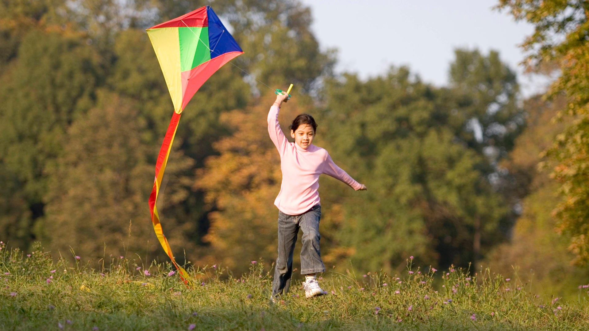 Drachensteigen: Es ist der Herbstklassiker – auch für Kinder. (Symbolbild)