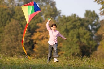 Drachensteigen: Es ist der Herbstklassiker – auch für Kinder. (Symbolbild)
