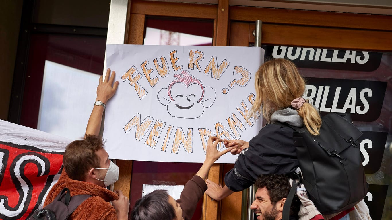 Mitarbeiter protestieren mit einer Demo vor der Firmenzentrale in Berlin: Der Express-Lieferdienst Gorillas kündigte Beschäftigten, die sich an den Streiks beteiligt hatten.