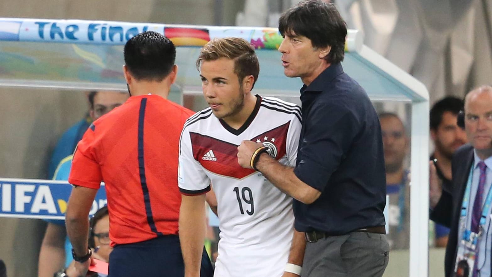 Der Moment der Einwechslung im WM-Finale: An diese Minuten erinnern sich Mario Götze (l.) und Joachim Löw auch heute noch.