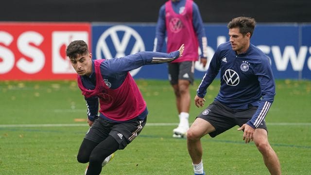 Kai Havertz (l) ist mit dem Publikumspreis des Deutschen Fußball-Botschafters ausgezeichnet worden.