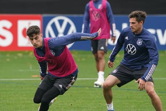 Kai Havertz (l) ist mit dem Publikumspreis des Deutschen Fußball-Botschafters ausgezeichnet worden.