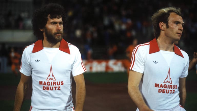 Paul Breitner und Uli Hoeneß zusammen im Trikot des FC Bayern (v.l., Archivfoto, 1978): Das Verhältnis der beiden Fußball-Ikonen galt jahrelang als gestört.