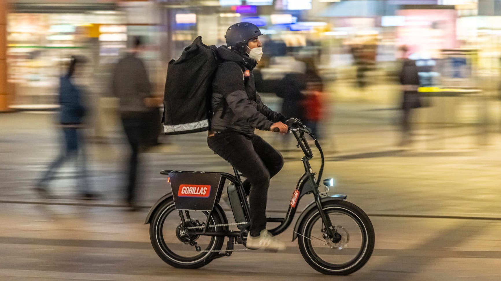 Ein Fahrradkurier des Lieferdienstes Gorillas: Der Lieferdienst verspricht bestellte Lebensmittel innerhalb von zehn Minuten auszuliefern. Wegen der Arbeitsbedingungen gibt es nun Protest von Kurieren.