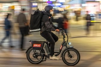 Ein Fahrradkurier des Lieferdienstes Gorillas: Der Lieferdienst verspricht bestellte Lebensmittel innerhalb von zehn Minuten auszuliefern. Wegen der Arbeitsbedingungen gibt es nun Protest von Kurieren.