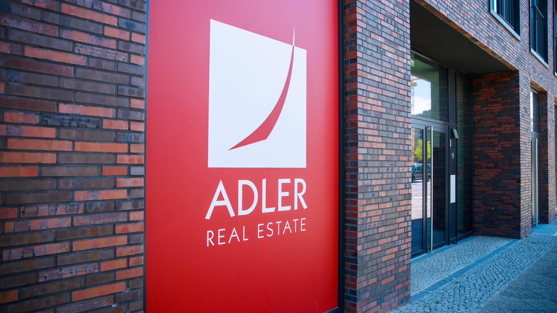 Das Logo von Adler Real Estate: Sitz des SDax-Unternehmens ist Berlin.