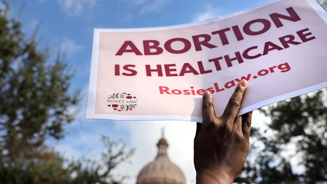 Ein Demonstrant in Texas hält ein Schild hoch: "Abtreibung ist Gesundheitsfürsorge"