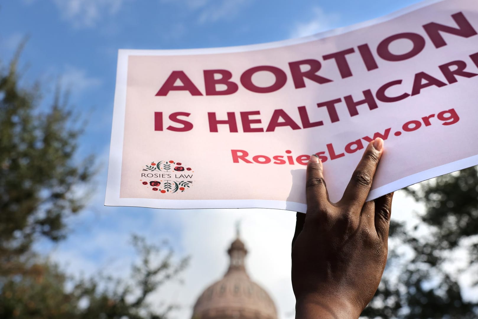 Ein Demonstrant in Texas hält ein Schild hoch: "Abtreibung ist Gesundheitsfürsorge"