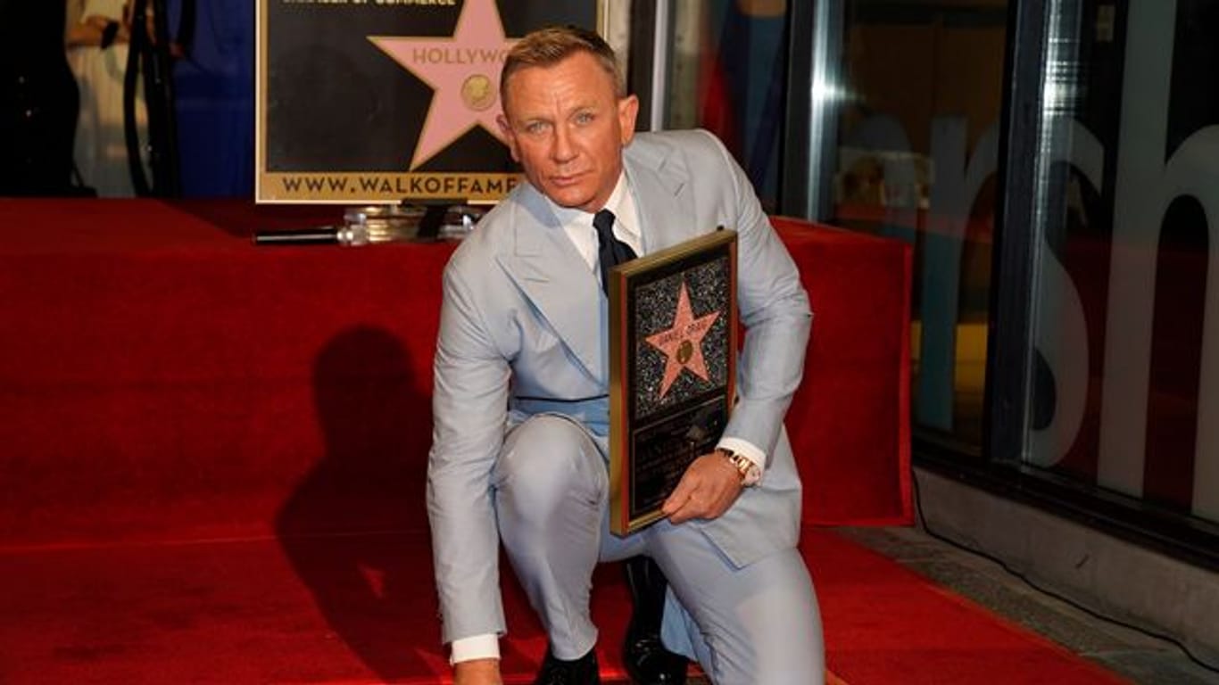 Daniel Craig posiert auf seinem neuen Stern auf dem Hollywood Walk of Fame.