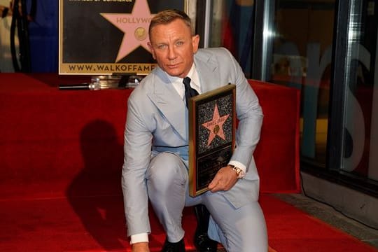 Daniel Craig posiert auf seinem neuen Stern auf dem Hollywood Walk of Fame.