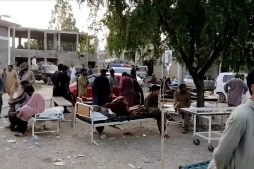 Menschen versammeln sich vor einem Krankenhaus in Harnai: In Pakistan hat die Erde gebebt.