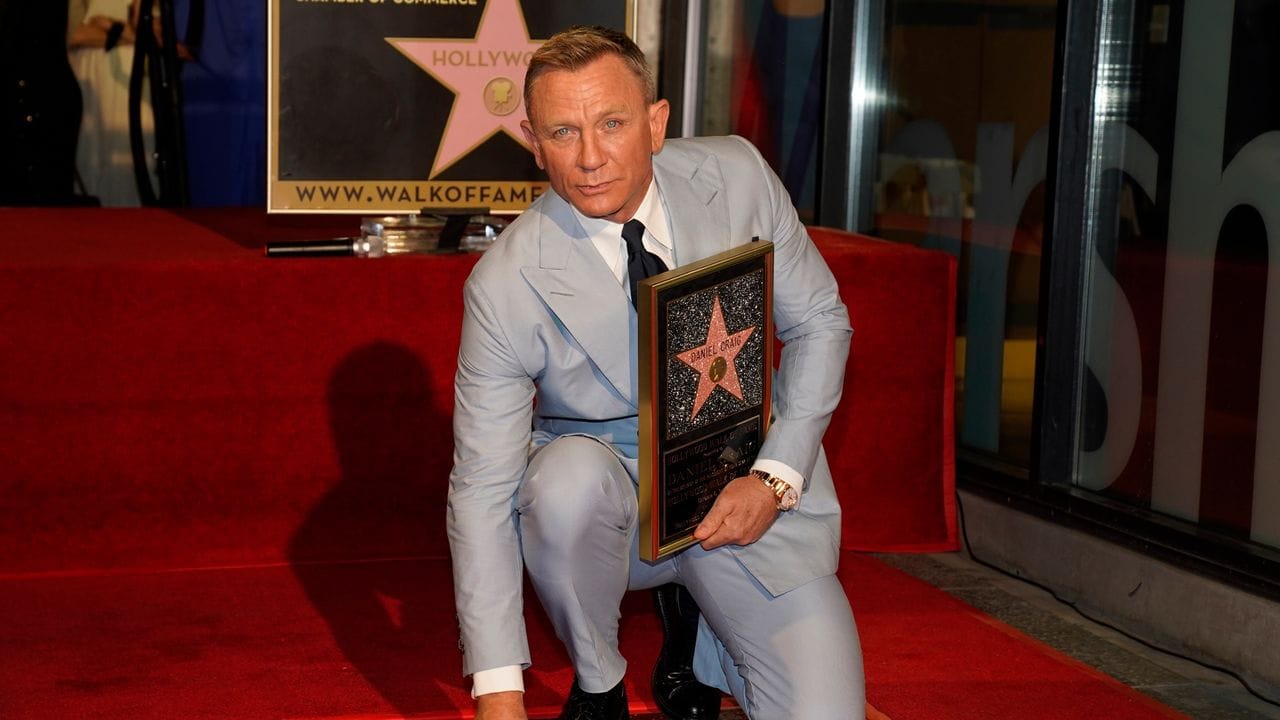 Daniel Craig posiert auf seinem neuen Stern auf dem Hollywood Walk of Fame.
