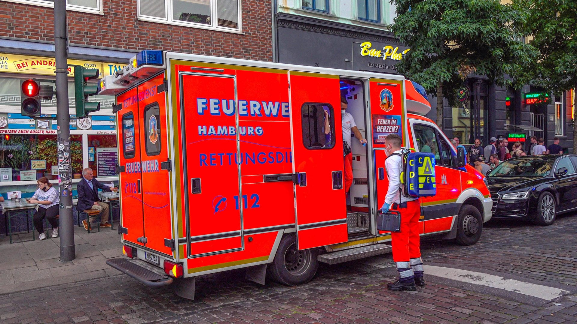 Der Hamburger Rettungsdienst im Einsatz bei einer Massenschlägerei (Symbolbild): Am Mittwoch ist dabei auch ein Messer zum Einsatz gekommen. Der Hamburger Rettungsdienst im Einsatz bei einer Massenschlägerei (Symbolbild): Am Mittwoch ist dabei auch ein Messer zum Einsatz gekommen.