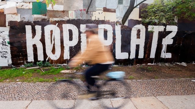 Ein Fahrradfahrer fährt am Zaun des links-autonomen Wohnprojekts und Kulturzentrums "Köpi" vorbei: Auf dem "Köpi-Platz" leben rund 30 Menschen.