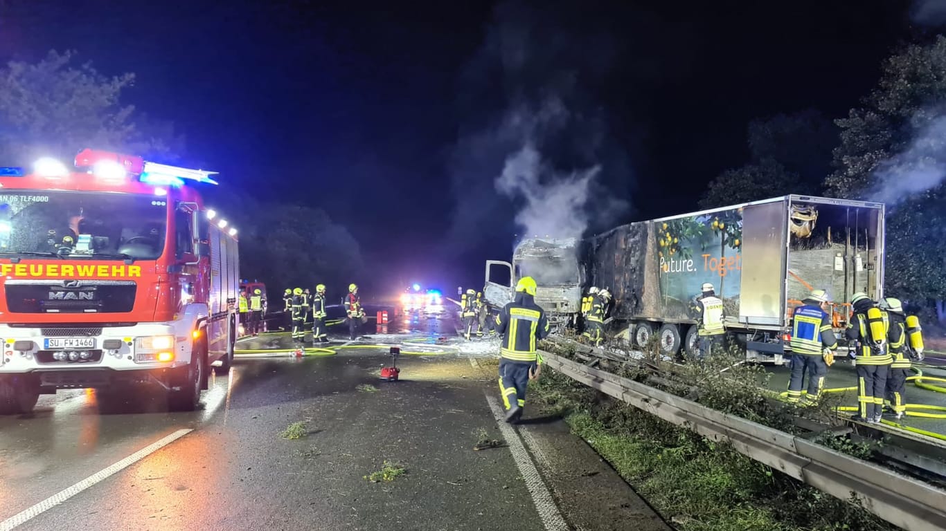 Der Unfallort: Ein Lkw ist auf der Mittellinie in Brand geraten und löst starke Verkehrsbehinderungen aus.