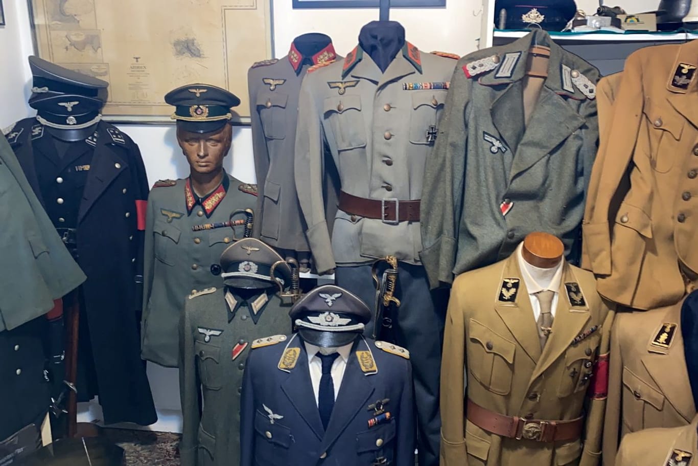 Nazi-Uniformen wurden im Haus eines mutmaßlichen Pädophilen in Rio de Janeiro gefunden.