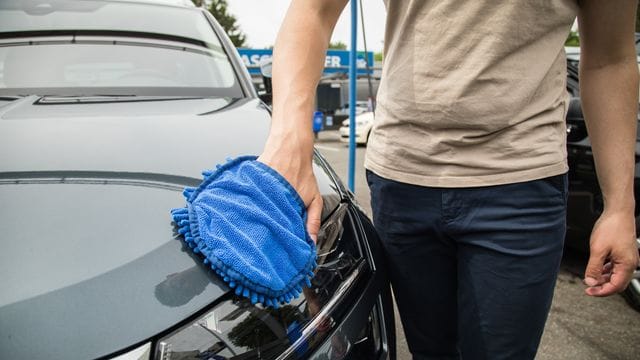 Wer's richtig macht, braucht keine Kratzer zu fürchten: Eine Autowäsche mit Trockenreinigern macht unbequeme Wasserschlepperei überflüssig.