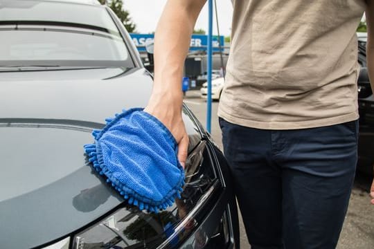 Wer's richtig macht, braucht keine Kratzer zu fürchten: Eine Autowäsche mit Trockenreinigern macht unbequeme Wasserschlepperei überflüssig.