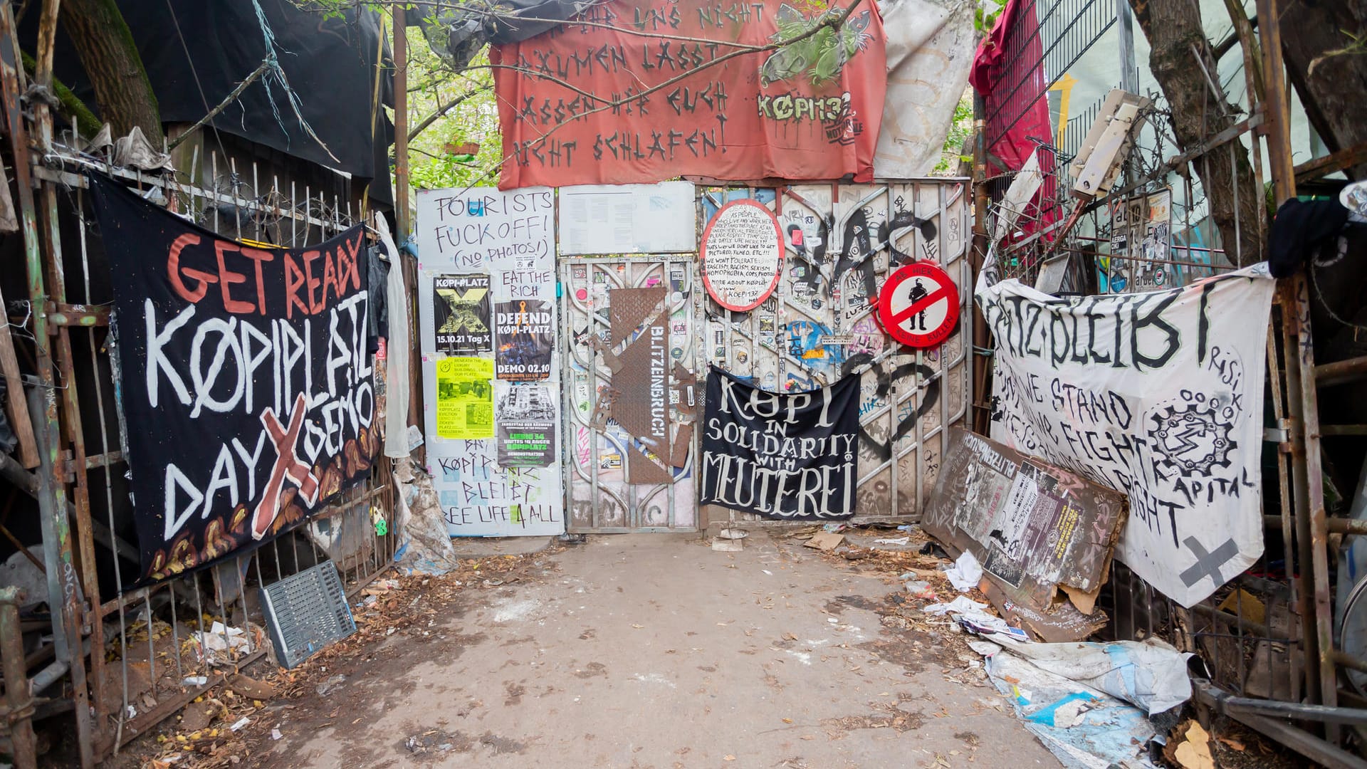 Das Eingangstor zum links-autonomen Wohnprojekt und Kulturzentrum "Köpi" mit Wagenplatz in der Köpenicker Straße: Der Wagenplatz soll am 15. Oktober geräumt werden.