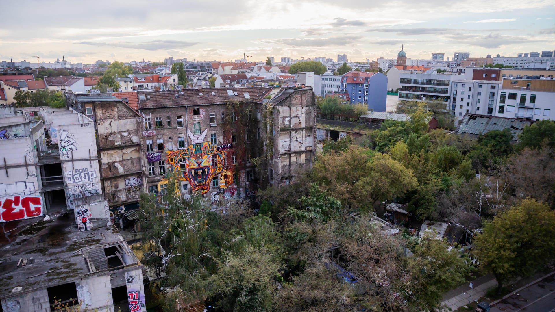 Das links-autonome Wohnprojekt und Kulturzentrum "Köpi" mit Wagenplatz: Der Eigentümer des Grundstücks will die Fläche bebauen.