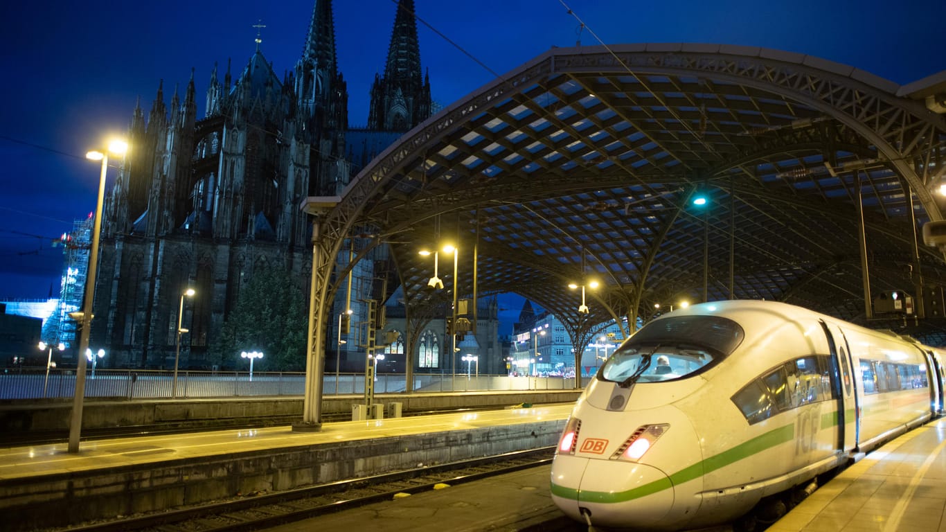 Ein ICE steht im Kölner Hauptbahnhof (Symbolbild): Ab 12. Dezember geht es dreimal täglich ohne Stopp nach Berlin.