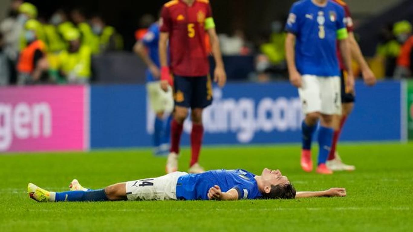 Italiens Federico Chiesa liegt nach der Niederlage gegen Spanien auf dem Boden.