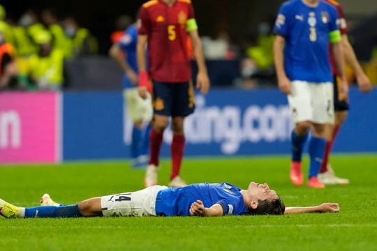 Italiens Federico Chiesa liegt nach der Niederlage gegen Spanien auf dem Boden.